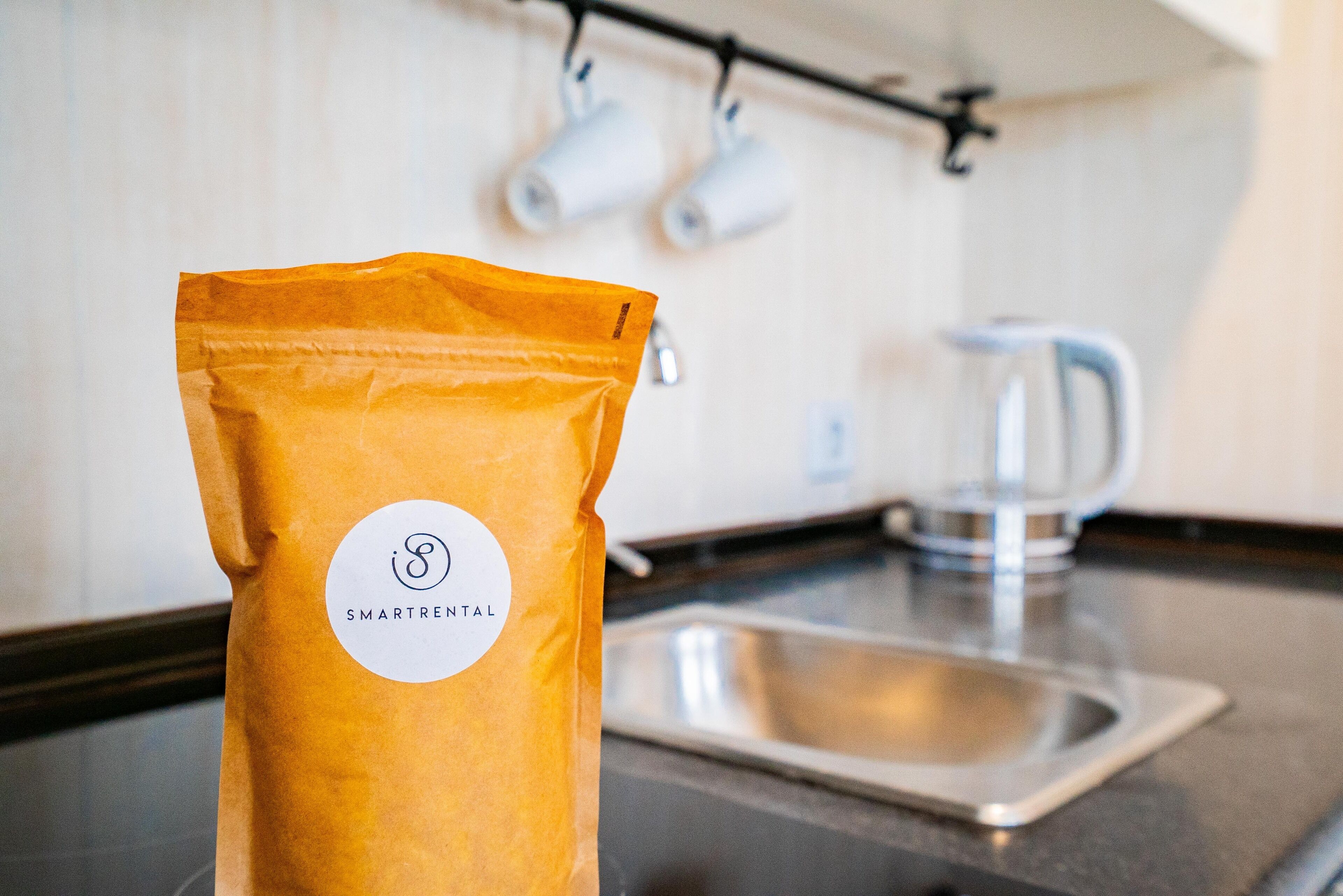 Una cocina con una bolsa de café Smartential sobre el mostrador.