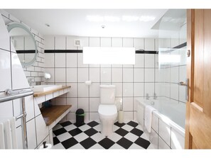 Bathroom - Modern, Chic 3BR Townhouse in Central Oxford (Oxford)