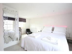 Room - Modern, Chic 3BR Townhouse in Central Oxford (Oxford)