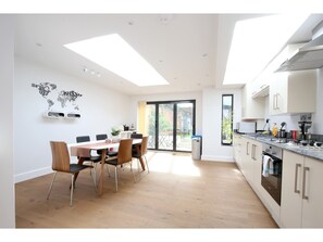 Dishwasher, coffee/tea maker - Modern, Chic 3BR Townhouse in Central Oxford (Oxford)