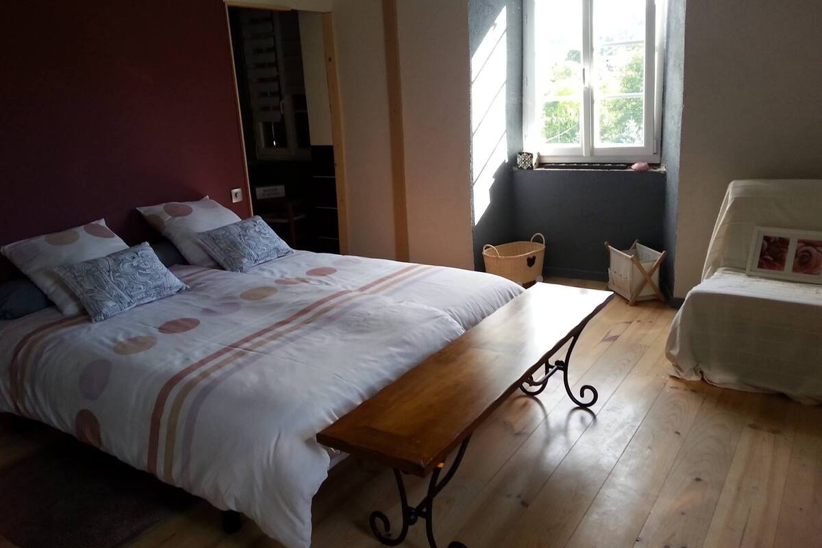 Double Room (Mûrier) | Premium bedding, memory foam beds, iron/ironing board (on request)