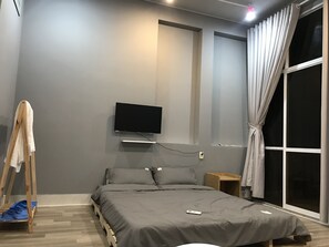 6 bedrooms, iron/ironing board, WiFi