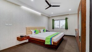 Desk, WiFi (free), bed sheets - Mint Brookefield Suites (Bengaluru)