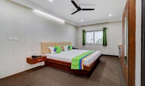 Desk, free WiFi, bed sheets - Mint Brookefield Suites (Bengaluru)