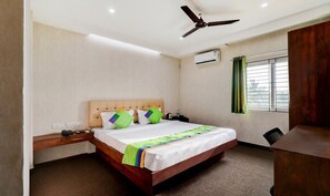 Desk, free WiFi, bed sheets - Mint Brookefield Suites (Bengaluru)