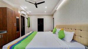 Desk, WiFi (free), bed sheets - Mint Brookefield Suites (Bengaluru)