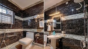 Shower, free toiletries, towels - Mint Brookefield Suites (Bengaluru)