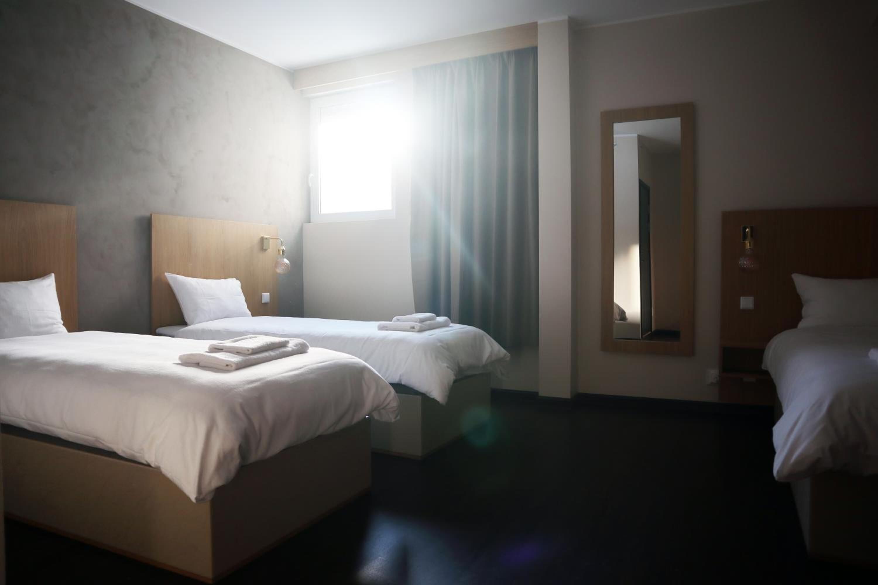 Safe på rommet, skrivebord, strykejern/-brett og wi-fi (inkludert)