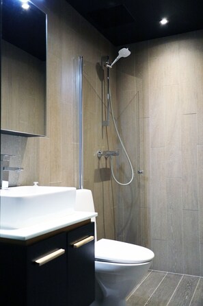 Basic-Zweibettzimmer | Badezimmer | Dusche, kostenlose Toilettenartikel, Handtücher