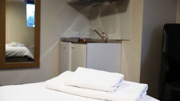 Basic Twin Room | In-room safe, desk, iron/ironing board, free WiFi