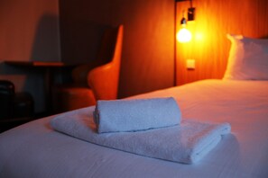 Basic Double Room | In-room safe, desk, iron/ironing board, free WiFi - Eidsvoll Express Hotel (Eidsvoll)