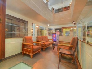 Lobby - comfort in ..great location ,sparkling clean,outstanding hospitality. (Block 10)