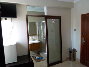 Deluxe Room | Bathroom | Free toiletries, hair dryer, towels