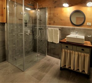 Driepersoonskamer (Disability Access) | Badkamer | Een douche, een regendouche, gratis toiletartikelen, een haardroger