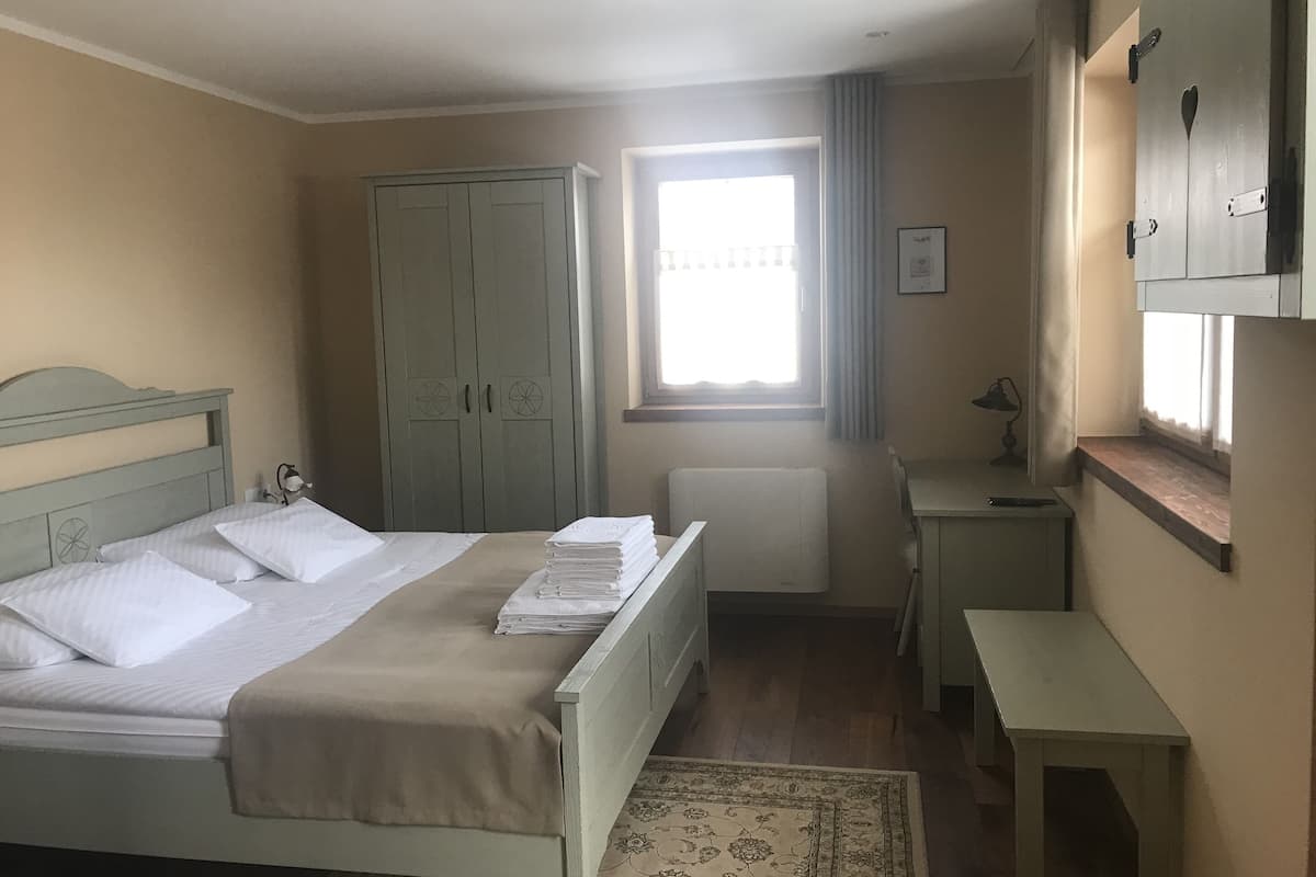 Familie vierpersoonskamer, balkon | Luxe beddengoed, donzen dekbedden, pillowtop-bedden, een minibar