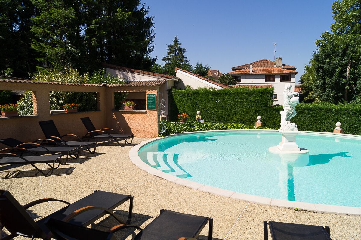 Piscina externa sazonal, espreguiçadeiras