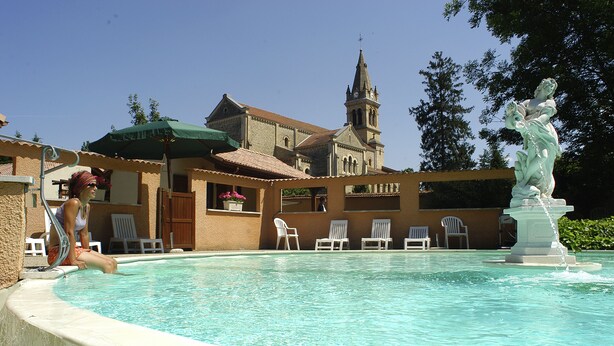 A swimming pool with lounge chairs and a statue. - Jardins du Castel Gîtes Annick et J-Paul (Saint-Georges-d'Espéranche)