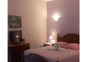 Family House, Accessible | 1 bedroom, individually decorated, individually furnished, desk