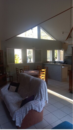 Familienhaus, barrierefrei | Wohnbereich | Flachbildfernseher