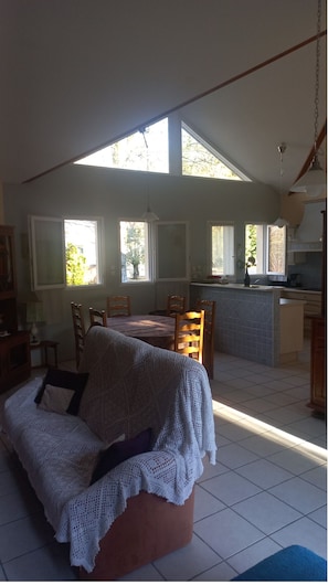 Familienhaus, barrierefrei | Wohnbereich | Flachbildfernseher