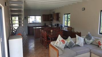 Villa familiare | Cucina privata | Frigorifero con congelatore, microonde, forno, piano cottura
