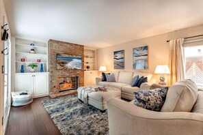 TV, fireplace, Netflix, Hulu - 5 Min Walk to Ventura Blvd 2 Primary Bedroom Suites plus W/D  - Parking (Los Angeles)