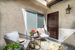 Terrace/patio - 5 Min Walk to Ventura Blvd 2 Primary Bedroom Suites plus W/D  - Parking (Los Angeles)