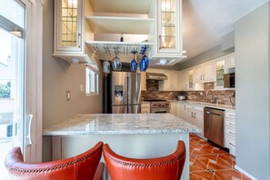 Fridge, microwave, oven, stovetop - 5 Min Walk to Ventura Blvd 2 Primary Bedroom Suites plus W/D  - Parking (Los Angeles)