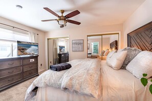 2 bedrooms, desk, iron/ironing board, WiFi - 5 Min Walk to Ventura Blvd 2 Primary Bedroom Suites plus W/D  - Parking (Los Angeles)