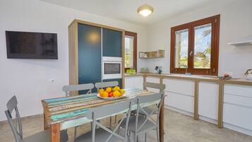 Deluxe Villa, 4 Bedrooms, Private Pool, Sea View | Dapur peribadi | Peti sejuk/penyejuk beku saiz penuh, ketuhar gelombang mikro, ketuhar