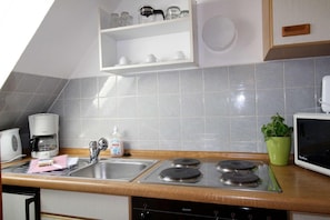 Micro-ondes, four, plaque de cuisson, cafetière/bouilloire