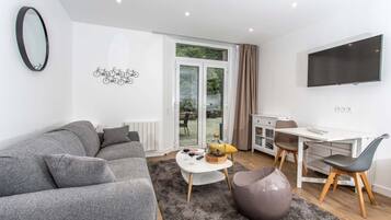 Studio (LODGE 001) | Living room | Flat-screen TV