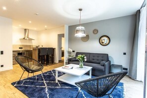 Appartement (LODGE 003) | Coin séjour | Télévision à écran plat