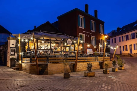 ServiƧo de almoƧo e jantar; culinƔria local, vistas para o mar