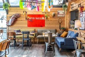 Lunch, dinner served; local cuisine, ocean views  - Hôtel Ty Mad (Groix)