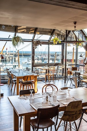 Serviço de almoço e jantar; culinária local, vistas para o mar . Hôtel Ty Mad