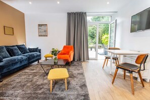 Studio (LODGE 002) | Coin séjour | Télévision à écran plat