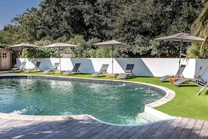 Seasonal outdoor pool, pool umbrellas, sun loungers - Hôtel Ty Mad (Groix)