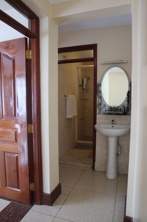 Apartamento standard, 2 quartos | Banheiro | Chuveiro, ducha de hidromassagem, toalhas de banho, papel higiênico