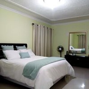 Standard Double or Twin Room | Desk, laptop workspace, iron/ironing board, free WiFi - Broken Hill Lodge (Kabwe)