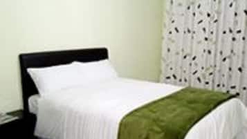 Habitación estándar con 1 cama matrimonial o 2 individuales | Escritorio y espacio para trabajar con laptop