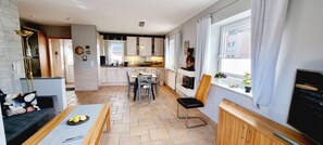 テレビ、暖炉、DVD プレーヤー、ステレオ