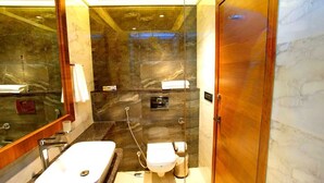 Shower, towels - Hotel Aangan (Jaipur)