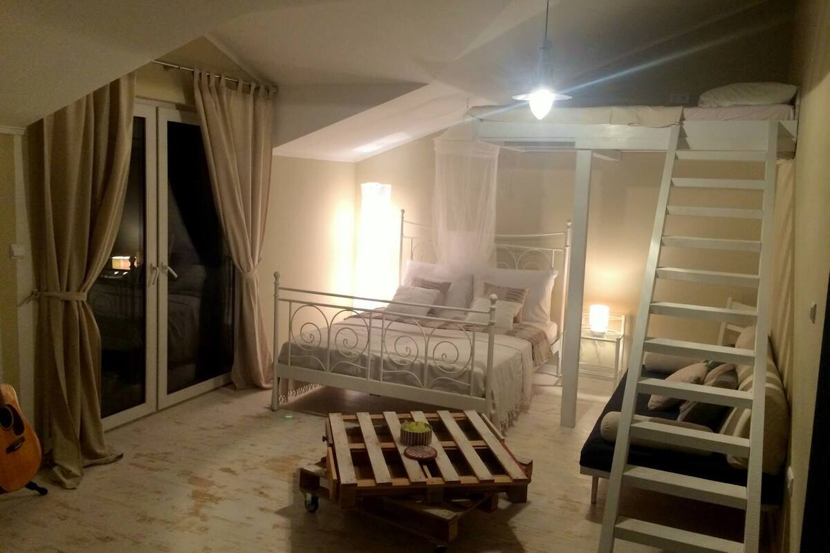 Luxury Studio | Soundproofing, free cribs/infant beds, free WiFi, bed sheets