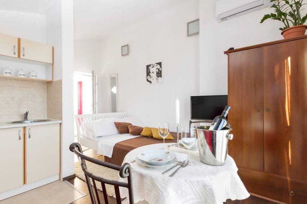 Studio | Soundproofing, free cribs/infant beds, free WiFi, bed sheets