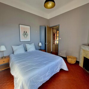 4 soverom, skrivebord, wi-fi (inkludert) og sengetøy