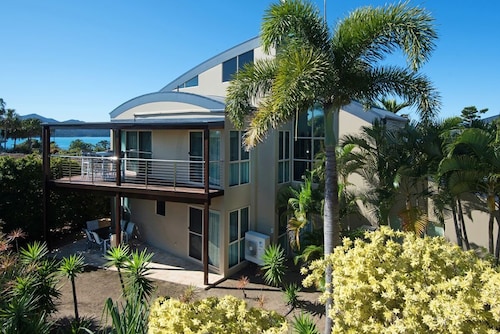 Cooinda Gardens 6 on Hamilton Island by HamoRent