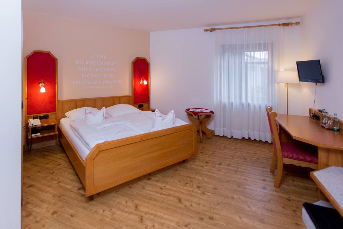 standard double room, 1 queen bed | hypo-allergenic bedding, down duvets, individually decorated, desk