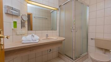 Dusche, kostenlose Toilettenartikel, Haartrockner, Handtücher