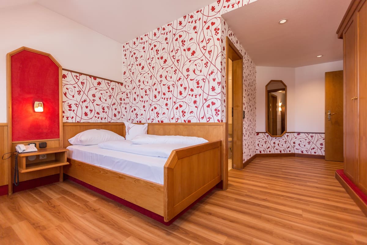 standard single room | hypo-allergenic bedding, down duvets, individually decorated, desk